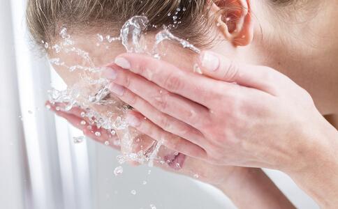 Os benefícios de lavar o rosto com sabonetes