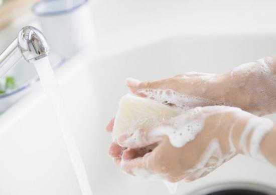Por que você deve lavar as mãos com sabão?
