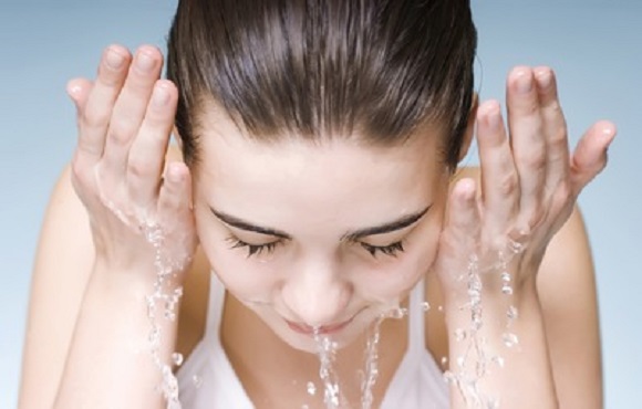 Como lavar o rosto corretamente com sabão?