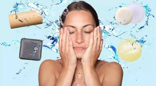 Precauções para lavar o rosto com sabão
