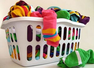 Com detergente para a roupa, limpe as meias claramente