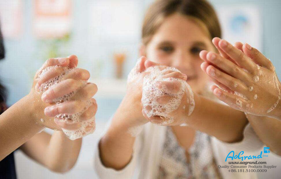 Lave as mãos com sabão e longe do vírus